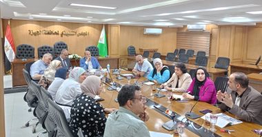 نائب محافظ الجيزة يعقد اجتماعًا لمناقشة خطوات تطوير منطقة عزبة الصفيح جانب من الاجتماع