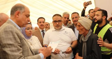 محافظ المنيا يستمع إلى مطالب أهالى جزيرة شارونة ويوجه بصرف إعانات عاجلة جانب من التفقد