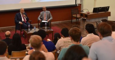 سامح شكرى يناقش طلاب كلية هارفارد بالجامعة الأمريكية بالقاهرة