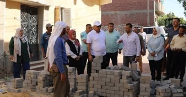 الوادى الجديد تعيد إحياء المناطق السكنية القديمة بأحدث خطط التطوير.. رفع كفاءة المرافق المتهالكة وتحويل العشوائيات إلى مساكن فندقية.. المحافظ يوجه بإنهاء أعمال التطوير.. وتكلفة التنفيذ 200 مليون جنيه.. صور المحافظ ومدير الطرق يتابعان اعمال التطوير
