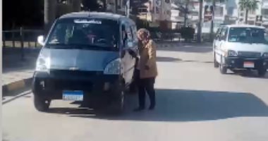أول سائقة ميكروباص فى رأس البر: "دايمًا راسى مرفوعة بشغلى".. فيديو