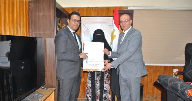 "صحة سوهاج" تكرم وكيل المديرية وفريق إدارة الكلى تقديرًا لجهودهم جانب من التكريم بصحة سوهاج