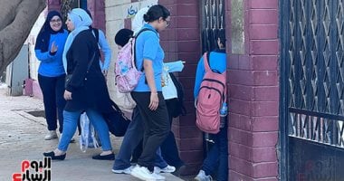 توافد طلاب ثانية ثانوية بالجيزة على لجان امتحانات الفصل الدراسى الثانى توافد الطلاب