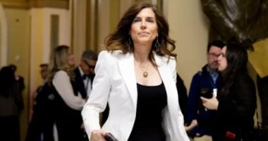 داخل الكونجرس.. نائبة أمريكية تستخدم صورة "فاضحة" لكشف تعرضها لاعتداء جنسى نانسى ميس