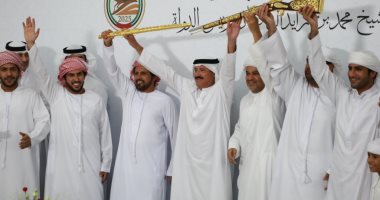 "دولة" تهدى هجن الرئاسة السيف الذهبى فى ختام مهرجان الوثبة لسباقات الهجن بأبوظبى جانب من الفرحة