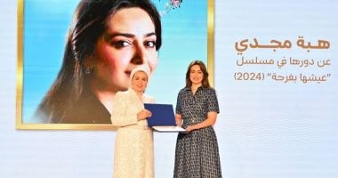 هبة مجدي بعد تكريمها من السيدة انتصار السيسي: فرحت من قلبى وأهم تكريم فى حياتى تكريم السيدة انتصار السيسي للفنانة هبة مجدي