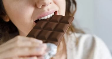 ماذا يحدث لجسمك عند تناول قطعة شيكولاتة داكنة مع الشاى.. فوائد لا تتوقعها فوائد الشيكولاتة