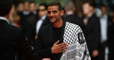 الشبكة نيوز : 
                                            الجزائرى سفيان يدعم غزة أثناء عرض Le Roi Soleil فى مهرجان كان
                                        