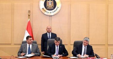 كامل الوزير يشهد توقيع عقد إعادة تأهيل ترام الرمل بالإسكندرية توقيع عقد إعادة تأهيل ترام الرمل بالإسكندرية
