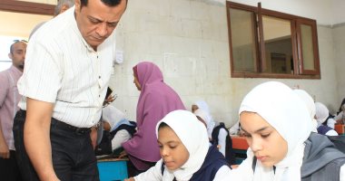 مدير تعليم سوهاج يتابع انتظام امتحانات نهايه الفصل الدراسى الثانى لصفوف النقل