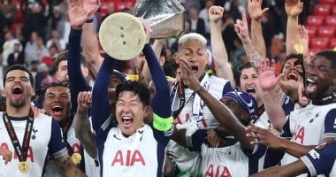 مراسم تتويج توتنهام بلقب الدوري الأوروبي للمرة الثالثة فى تاريخه.. فيديو وصور تتويج توتنهام بالدوري الأوروبي
