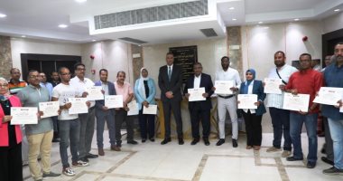 تكريم الموظفين الحاصلين على المراكز الأولى فى الدورات والبرامج التدريبية بأسوان تكريم الموظفين باسوان الحاصلين علي دورات