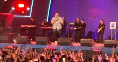 تامر حسنى يبدأ حفله jukebox بريمكس أغانيه.. ومعجب يلقى عليه موبايله تامر حسنى
