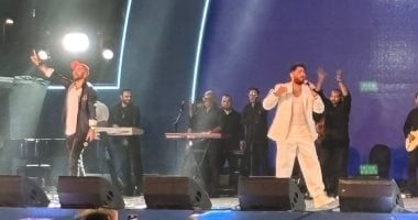 الشبكة نيوز : 
                                            تامر حسنى يغنى 