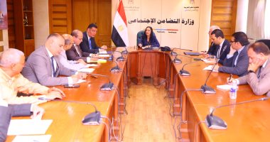 وزيرة التضامن تستعرض خطة تطوير مؤسسات الدفاع الاجتماعى
