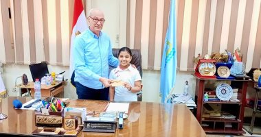 كفر الشيخ تكرم طفلة فائزة بالمركز الثاني فى بطولة الجمهورية لتنس الطاولة