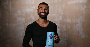 صلاح يحتفل بجائزة الأفضل فى الدوري الإنجليزي على طريقته الخاصة محمد صلاح