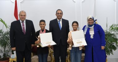محافظ قنا يكرم الفائزين بجائزة الدولة للمبدع الصغير ويشيد بدور الأسرة والمدرسة