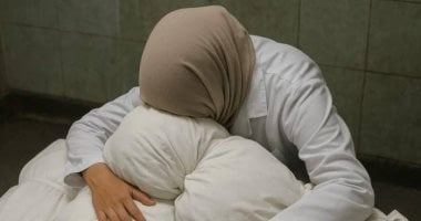 آلاء النجار.. صور تبرز وداع الطبيبة الفلسطينية لأبنائها التسعة بعد استشهادهم الأم المكلومة آلاء تحضن أطفالها فى أكفانهم