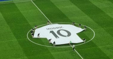 الريال ضد ريال سوسيداد.. الجماهير تودع مودريتش وأنشيلوتى بلافتات ضخمة قميص لوكا مودريتش