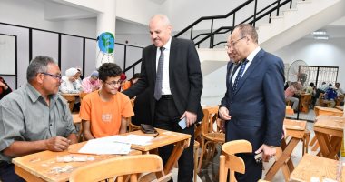 رئيس جامعة القناة يتفقد امتحانات كلية الآداب ويوجه بتوفير الدعم الكامل للطلاب ذوى الهمم