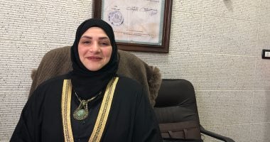 نساء فى مقدمة الصفوف.. وصال أبو سعدة أول سيدة تعمل مأذونا بالغربية.. تركت عملها كأستاذة جامعية لتحمل الدفتر وتحرر عقود الزواج لأبناء قريتها.. وتنصح الأسر: لا تبالغوا فى تكاليف الزواج ولا تتسرعوا فى الطلاق.. صور وصال أبو سعدة أول سيدة تعمل مأذون بالغربية