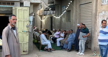 الكل حزين.. تجمع الأهالى أمام منزل الشيخ سيد سعيد انتظارا لوصول جثمانه.. فيديو