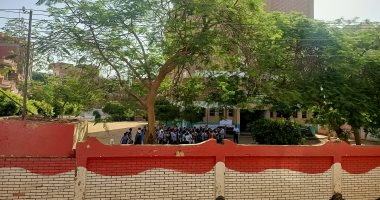 طلاب النقل يؤدون امتحانات نهاية العام فى المنوفية.. فيديو الطلاب لحظة دخول الامتحانات