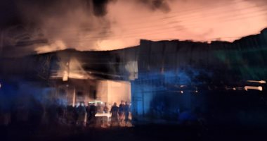 حريق بمصنع للفوم فى المدينة الصناعية ببلطيم دون إصابات.. صور وفيديو محاولات لإخماد الحريق