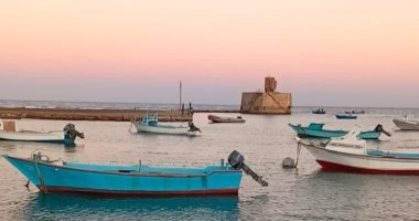 "القصير" مدينة تتنفس تاريخ.. تعيش الحاضر بجمال وهدوء شواطئها.. البحر يرسم صورة ربانية بها.. شوارعها تحكى تاريخ العصور القديمة والحديثة.. والقلعة العثمانية وحمام كليوباترا وطريق الإلهة أبرز معالمها.. صور