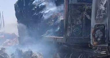 المعاينة تكشف تفاصيل تفحم سيارة نقل بحمولتها أعلى الطريق الإقليمي.. صور