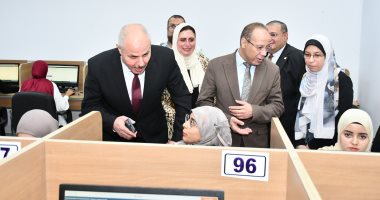 رئيس جامعة القناة يتابع سير الاختبارات الإلكترونية بكلية الصيدلة