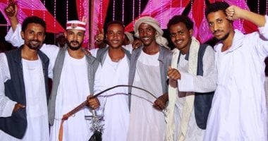 الزى الرسمى لقبائل حلايب وشلاتين.. ما بين العراقة والتقاليد الثقافية.. يطلق عليه "السواكنى" أو "البجاوى" مكون من أربع قطع السدارى والجلبية والقميص أو "العراقة" أو "التقشيطة" والبنطلون الأبيض يسمى "البوجا".. صور السواكنى التى الرسمى لقبائل جنوب البحر،الأحمر