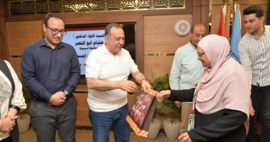 محافظ أسيوط يسلم 320 حاجا من الجمعيات الأهلية التأشيرات وملابس الإحرام.. فيديو