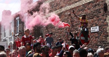 جماهير ليفربول تشعل الأجواء قبل احتفالية التتويج أمام كريستال بالاس