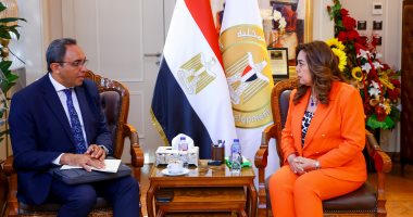 وزيرة التنمية المحلية تتابع مع محافظ قنا مشروعات التنمية واستعدادات عيد الأضحى جانب من اللقاء