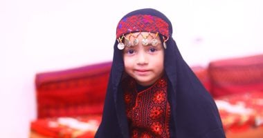 أزياء أهل سيناء.. تراث تتوارثه الأجيال وتحافظ على تفاصيله ليناسب كل عصر.. الجلباب زي الرجال يكتمل بارتداء الغترة والعقال والشماغ.. الأثواب المطرزة تتزين بها النساء.. والعباءة السوداء فرضت وجودها.. صور طفلة بالزى البدوى