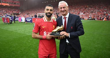 محمد صلاح يتسلم جائزة الحذاء الذهبى للبريميرليج وأفضل صانع أهداف.. فيديو محمد صلاح يتسلم الحذاء الذهبى