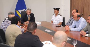 محافظ دمياط يناقش وضع حلول مناسبة لمواعيد تنظيم دخول سيارات نقل البضائع