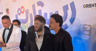 الشبكة نيوز : 
                                            كزبرة يحتضن تامر حسنى ويرقص معه على السجادة الحمراء لفيلم ريستارت
                                        
