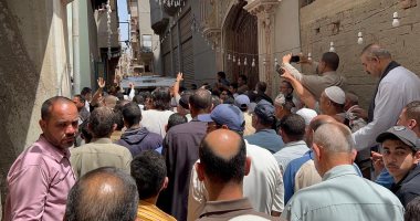 بالدموع تحرك جثمان سلطان القراء إلى المسجد استعدادا لتشيع جثمانه بالدقهلية.. صور