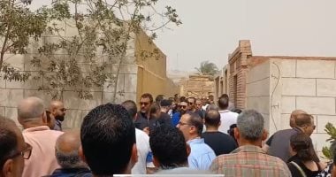 منهار وبيسلم على الناس.. أول ظهور لـ"عمرو الدجوي" في جنازة شقيقه.. صور جنازة أحمد الدجوى