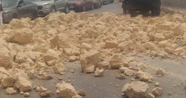 انقلاب سيارة محملة بالحجارة على طريق الإسكندرية الصحراوي