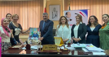 أهالى الدقى يكرمون رئيس الحى لمجهوداته وسرعة الاستجابة للشكاوى.. صور أهالى الدقى يكرمون رئيس الحى لمجهوداته وسرعة الاستجابة للشكاوى