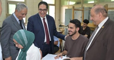 رئيس جامعة القاهرة يتفقد لجان الامتحانات.. ويوجه بتوفير سبل الراحة للطلاب جولة رئيس جامعة القاهرة للاطمئنان على سير امتحانات الفصل الدراسي الثاني