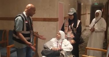 "الحجة" على عكاز الرحمة.. بعثة الحج تساعد سيدة مسنة على إداء مناسك العمرة