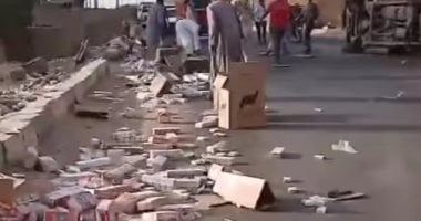 انقلاب شحنة سجائر على الطريق الزراعى بأسوان.. فيديو جانب من الحادث