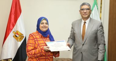 محافظ الجيزة يكرم مدير مديرية التنظيم والإدارة لبلوغها السن القانونى