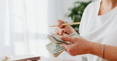 مسرف ولا مدبر ولا حذر؟ اعرف علاقتك بالفلوس عاملة إزاي حسب برجك امرأة تعد نقود