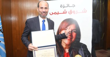 الشبكة نيوز : 
                                            الزميل حسن السعدني يتسلم جائزة 